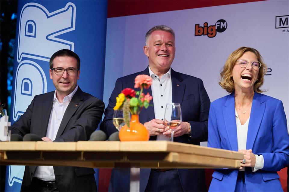 Europaminister Marcus Klein, Ministerpräsident Gordon Schnieder (CDU) und Arbeitsministerin Sabine Bätzing-Lichtenthäler (l-r) waren unter den Feiernden. Annette Riedl/dpa