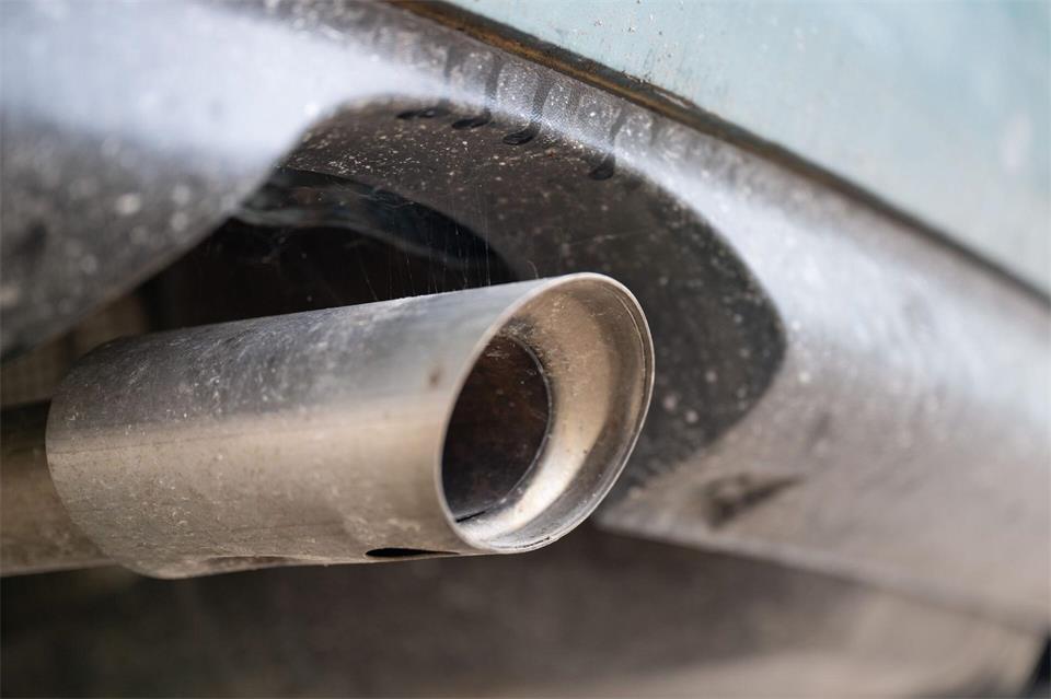 Europas Autohersteller haben nach Einschätzung der Allianz ihr Geld zu lang für Verbrennertechnologie, kurzfristige Renditen und Dividenden ausgegeben. (Symbolbild)Sebastian Kahnert/dpa