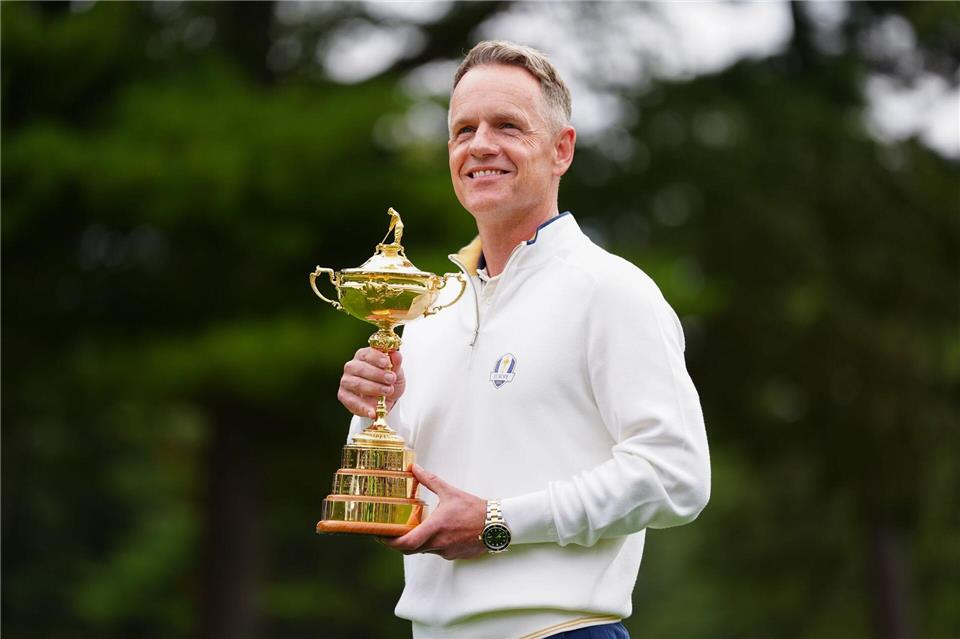 Europas Team-Kapitän Luke Donald mit der Ryder-Cup-Trophäe. David Davies/PA Wire/dpa