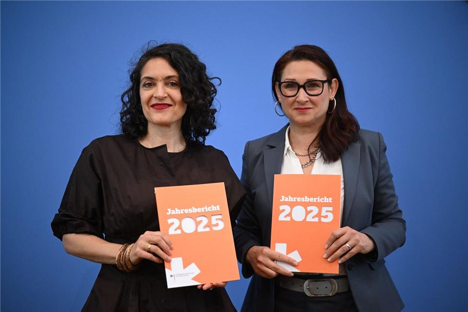 Eva Andrades vom Antidiskriminierungsverband präsentierte den Jahresbericht gemeinsam mit Ataman. Britta Pedersen/dpa