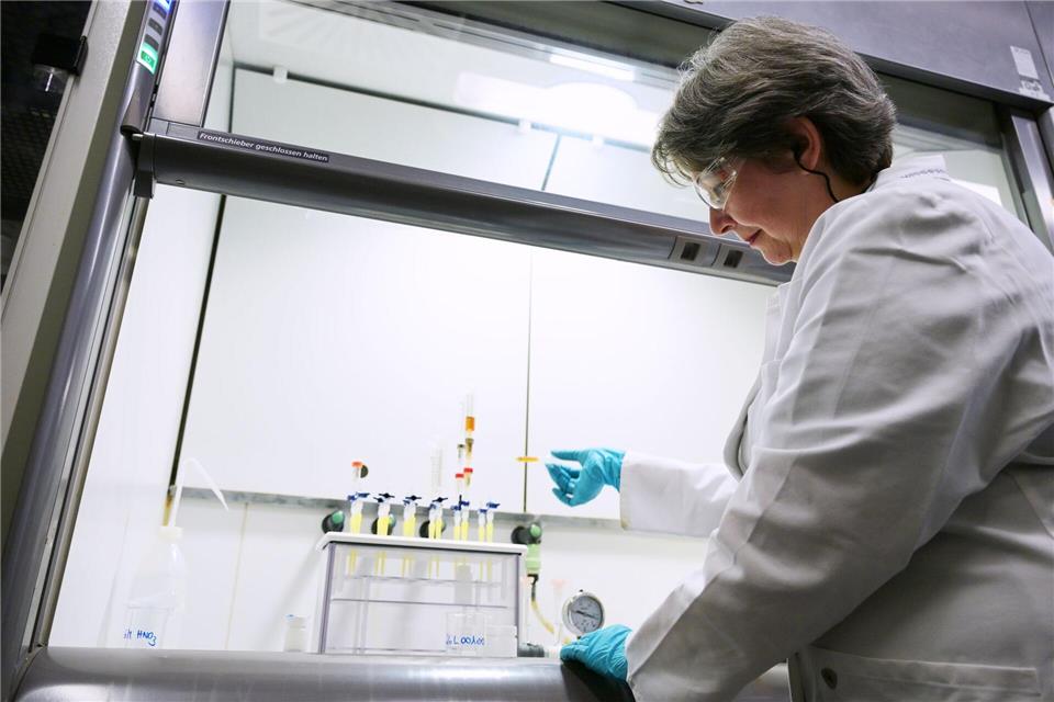 Eva Kabai, Leiterin des Radioökologie-Labors, befüllt eine Vakuumbox mit einer Salatprobe, um die Strahlenbelastung zu messen.Malin Wunderlich/dpa