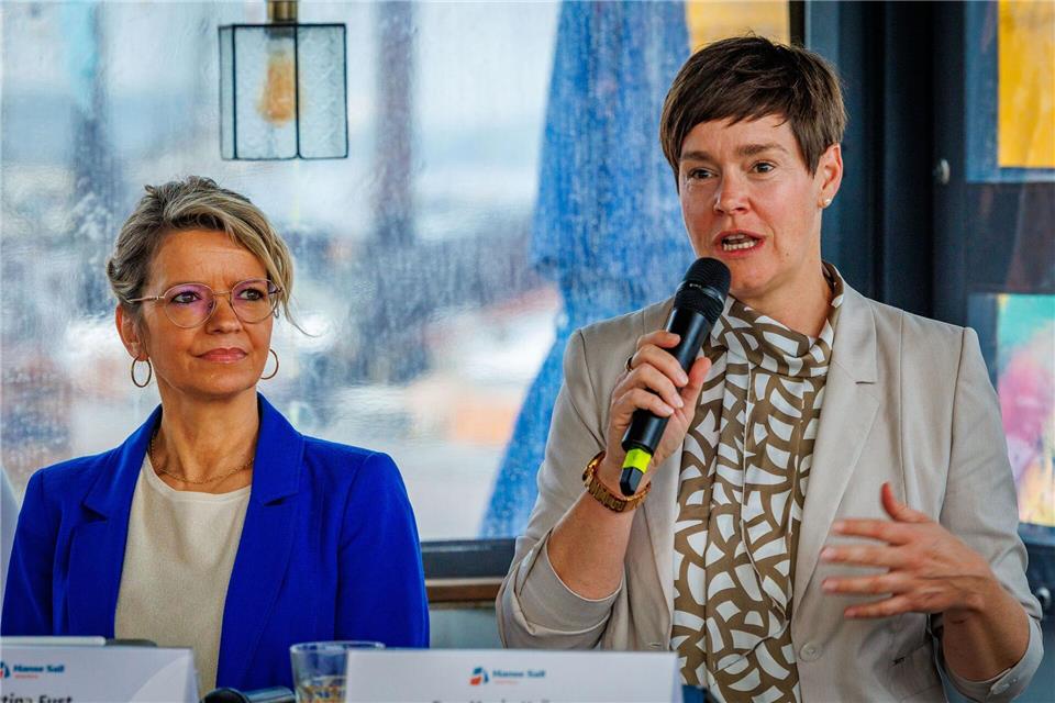 Eva-Maria Kröger (r., Die Linke), Oberbürgermeisterin von Rostock, und Bettina Fust (l.), Leiterin des Hanse-Sail-Büros, beantworten bei einer Pressekonferenz im Stadthafen Medienfragen zur 35. Hanse Sail. Jens Büttner/dpa