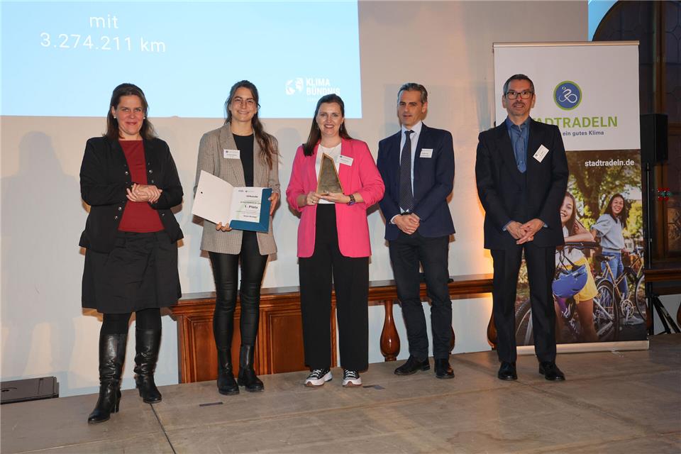 Eva-Maria Mehring (2. von links) und Sarah Fortmann (Mitte) vom Kreis Borken nahmen den Preis fürs Stadtradeln entgegen Es gratulierten: Christian Heck (Bayerisches Staatsministerium, 2. von recht)s, Georg Dunkel (Münchens Mobilitätsreferent, rechts) und Münchens Dritte Bürgermeisterin Verena Dietl (links). 