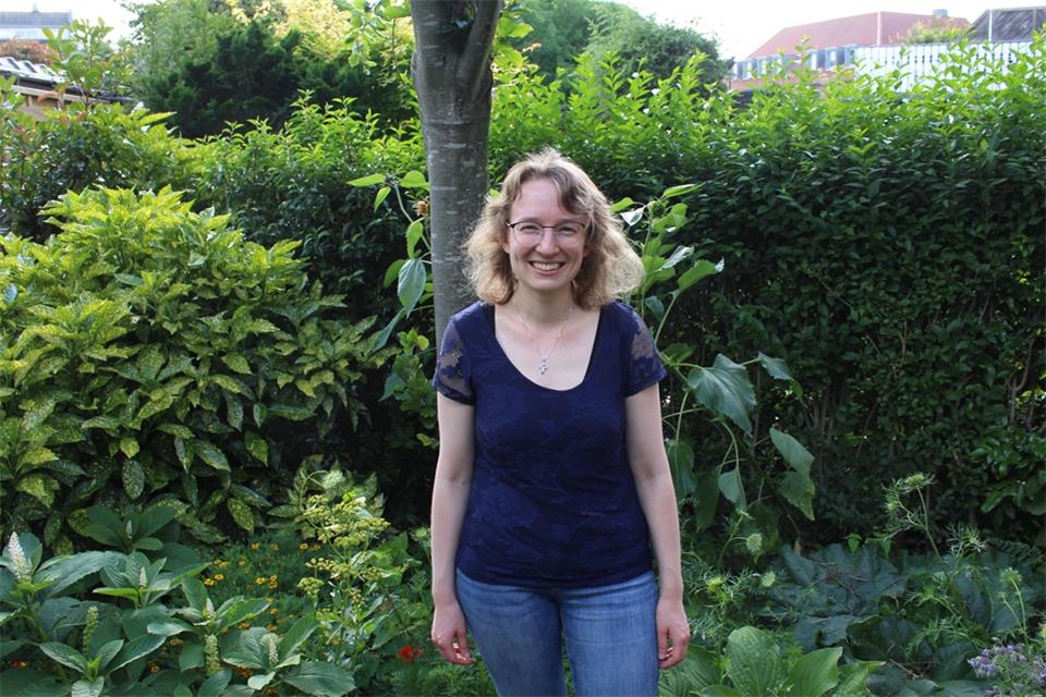 Eva Stenkamp bereitet sich auf ihre Reise vor.