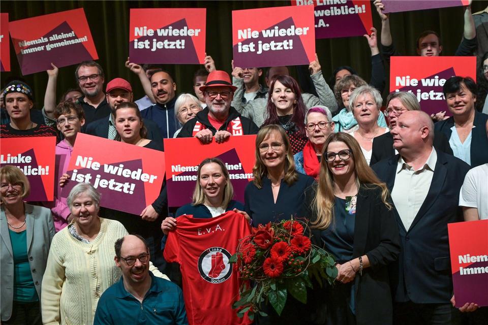 Eva von Angern (Mitte rechts) steht nach ihrer Nominierung als Spitzenkandidatin zur Landtagswahl 2026 zwischen Teilnehmern des Parteitags.Heiko Rebsch/dpa