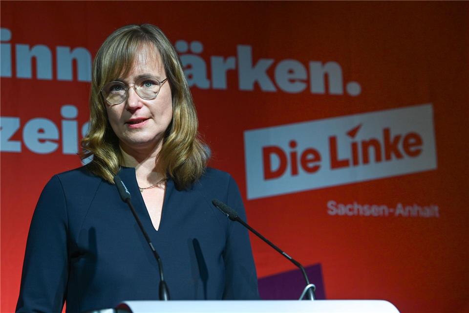 Eva von Angern, die designierte Spitzenkandidatin für die Landtagswahl in Sachsen-Anhalt auf dem Parteitag in Leuna.Heiko Rebsch/dpa
