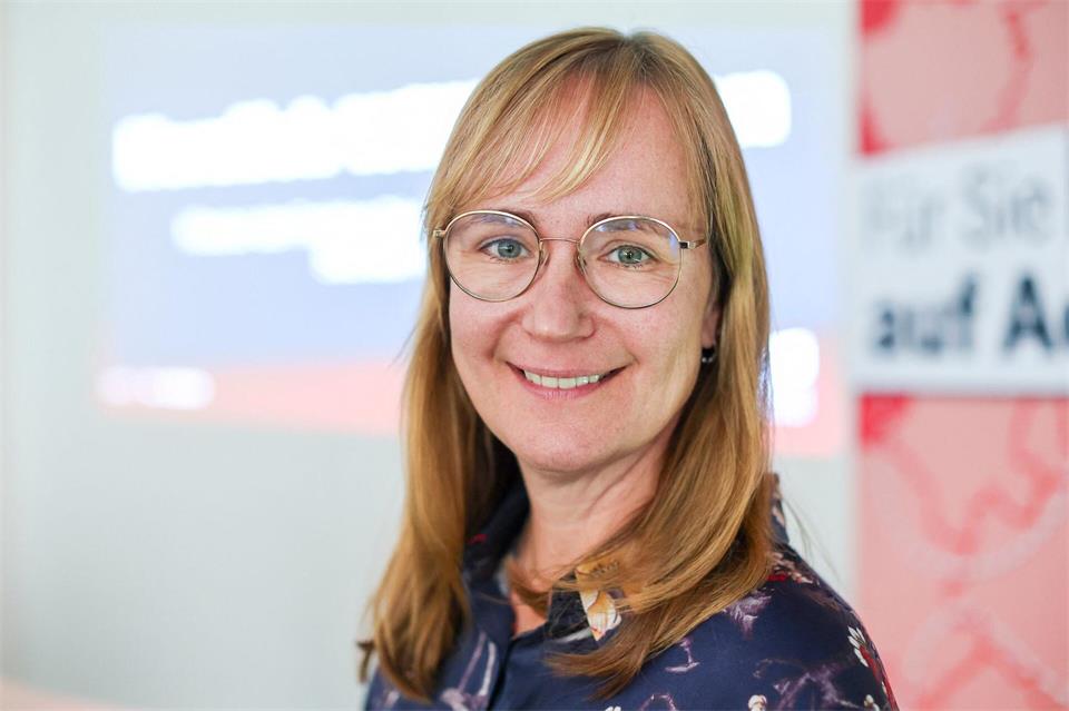 Eva von Angern eröffnet als Alterspräsidentin die erste Sitzung des Magdeburger Landtags und sieht darin einen „Meilenstein“ für Sachsen-Anhalt. Jan Woitas/dpa