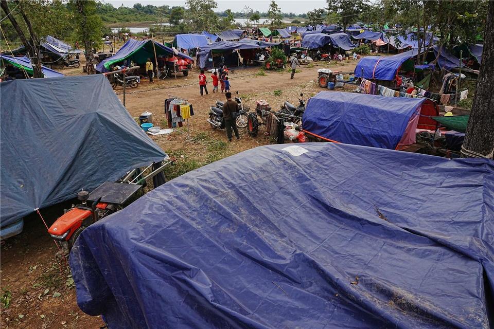 Evakuierte Menschen in der kambodschanischen Provinz Oddar Meanchey, wo sie auf einem Schulgelände vor den Kämpfen zwischen Thailand und Kambodscha Zuflucht suchen. (Archivbild)Heng Sinith/AP/dpa