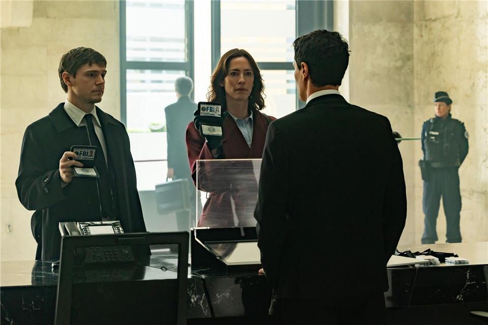 Evan Peters (l) als FBI-Agent Cooper Madsen und Rebecca Hall als Agentin Jordan Bennett gehen in „The Beauty“ mysteriösen Todesfällen in der Modelszene nach.FX/DisneyStadt/dpa