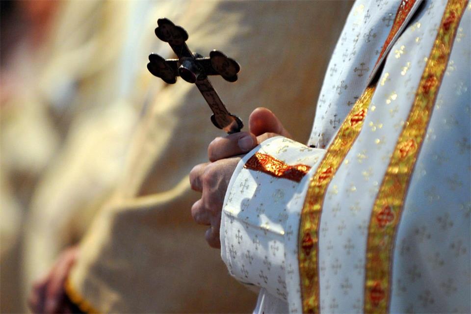 Evangelische Pfarrer dürfen heiraten - im Unterschied zu katholischen Priestern. (Symbolbild)Peter Kneffel/dpa