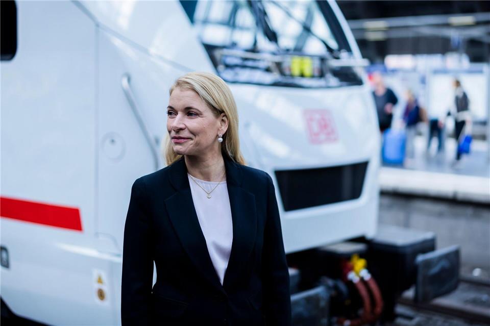 Evelyn Palla ist seit 100 Tagen an der Spitze der Deutschen Bahn. (Archivbild)Christoph Soeder/dpa