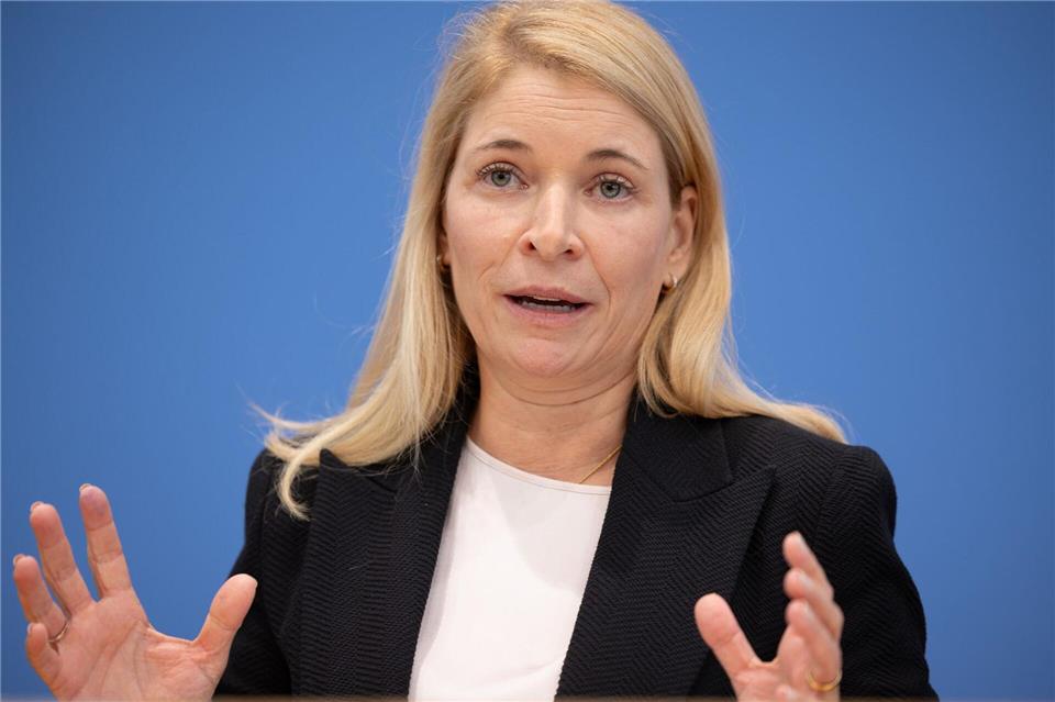Evelyn Palla leitete bisher die Bahnsparte DB Regio - und wird nun Chefin der Deutschen Bahn als erste Frau in der Konzerngeschichte. (Archivbild)Andreas Gora/dpa