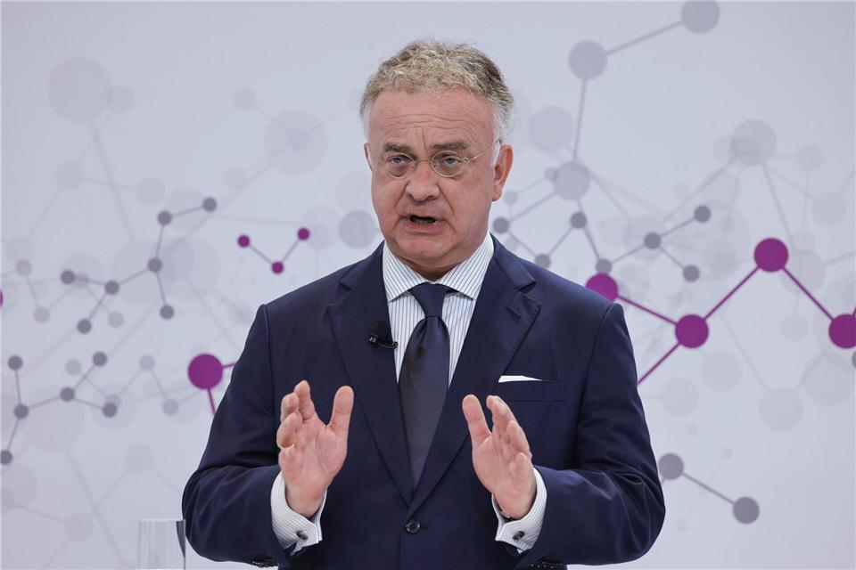 Evonik-Chef Christian Kullmann baut den Konzern schon seit Jahren um, um ihn robuster aufzustellen und um in zukunftsträchtigere Geschäftsfelder zu expandieren. (Archivbild)Oliver Berg/dpa
