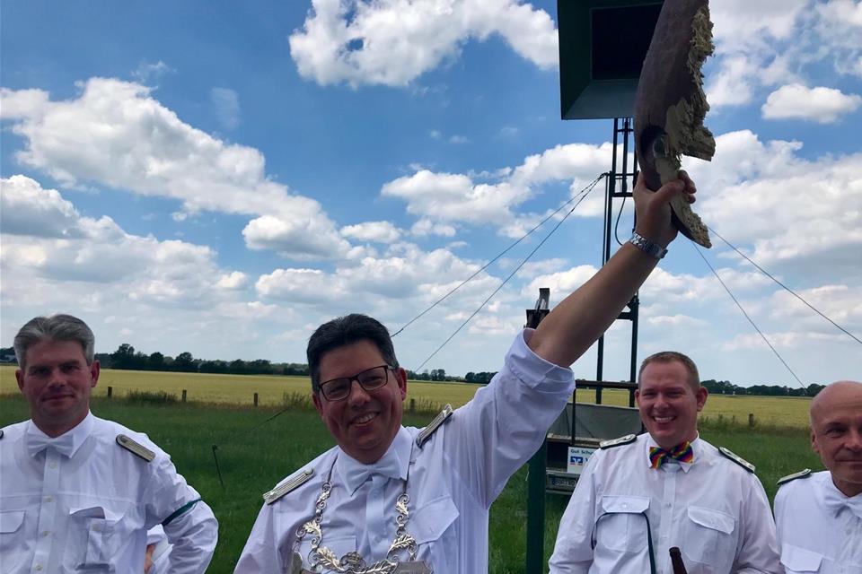 Ewald Grotendorst neuer Schützenkönig in Erle Ewald Grotendorst hat den Vogel von der Stange geholt.