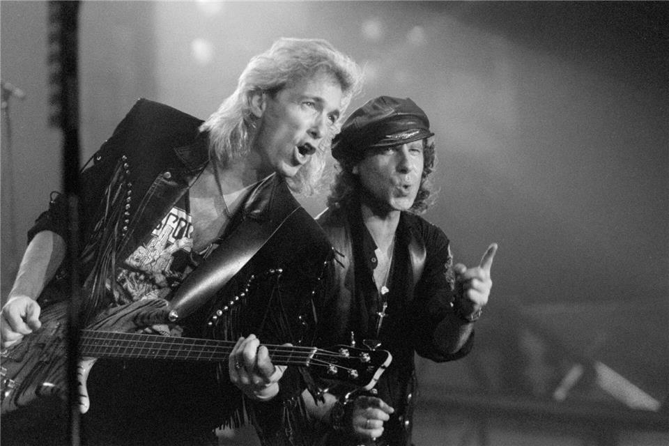 Ex-Bassist Francis Buchholz (l.) mit Scorpions-Frontmann Klaus Meine 1991 in Frankfurt am Main. (Archivbild)Dieter Roosen/dpa