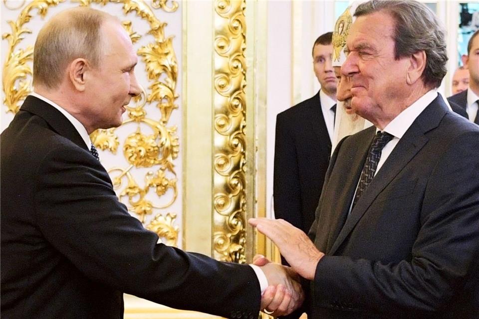 Ex-Bundeskanzler Gerhard Schröder und Kremlchef Wladimir Putin hatten nach russischen Angaben ein Vieraugengespräch. (Archivbild)Alexei Druzhinin/POOL SPUTNIK KREMLIN/AP/dpa