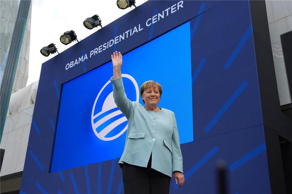 Ex-Bundeskanzlerin Merkel ist überraschend bei der Einweihung des Obama-Centers.Alex Brandon/AP/dpa