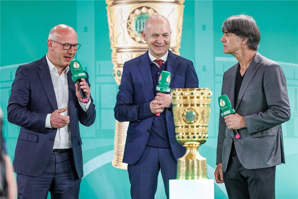 Ex-Bundestrainer Joachim Löw (r) bei der Übergabe des DFB-Pokals für das Finale in Berlin.Andreas Gora/dpa