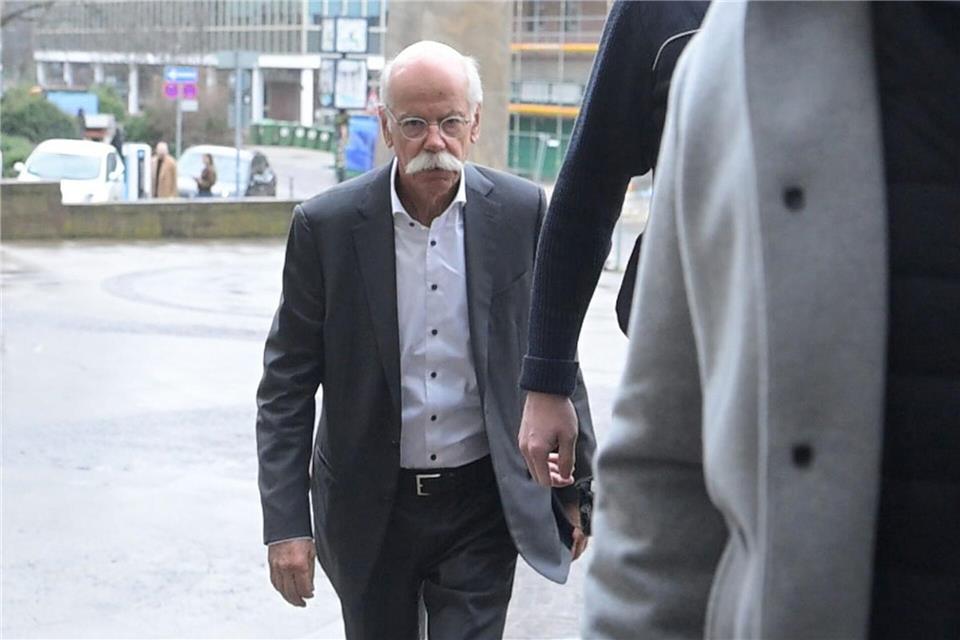 Ex-Daimler-Chef Dieter Zetsche kommt am Gerichtsgebäude in Stuttgart an.Marijan Murat/dpa