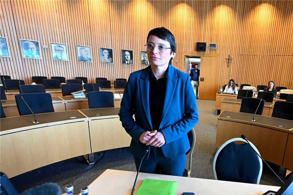 Ex-Fluchtministerin Josefine Paul (Grüne) rechtfertigt im Düsseldorfer Landtag ihr Verhalten nach dem Solinger Terroranschlag. Roberto Pfeil/dpa
