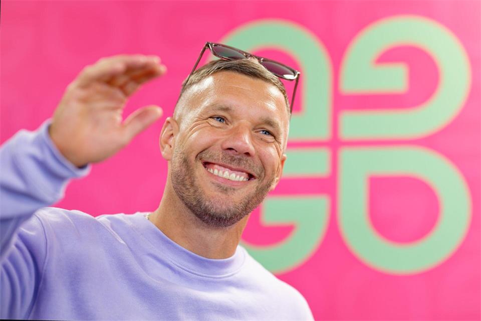 Ex-Fußballnationalspieler Lukas Podolski organisiert das Festival seit 2023 mit Musikmanager Markus Krampe. (Archivbild)Uwe Anspach/dpa