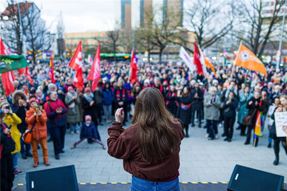 Ex-Grünen-Vorsitzende Ricarda Lang spricht in Hannover zu den Teilnehmerinnen und Teilnehmern der Kundgebung.Moritz Frankenberg/dpa