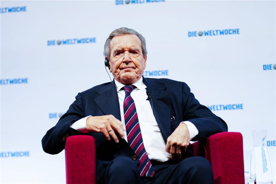 Ex-Kanzler Gerhard Schröder soll am Freitag im Untersuchungsausschuss zur Nord Stream 2-Pipeline für russisches Erdgas im Landtag von Mecklenburg-Vorpommern als Zeuge aussagen. (Archivbild) Eva Manhart/APA/dpa
