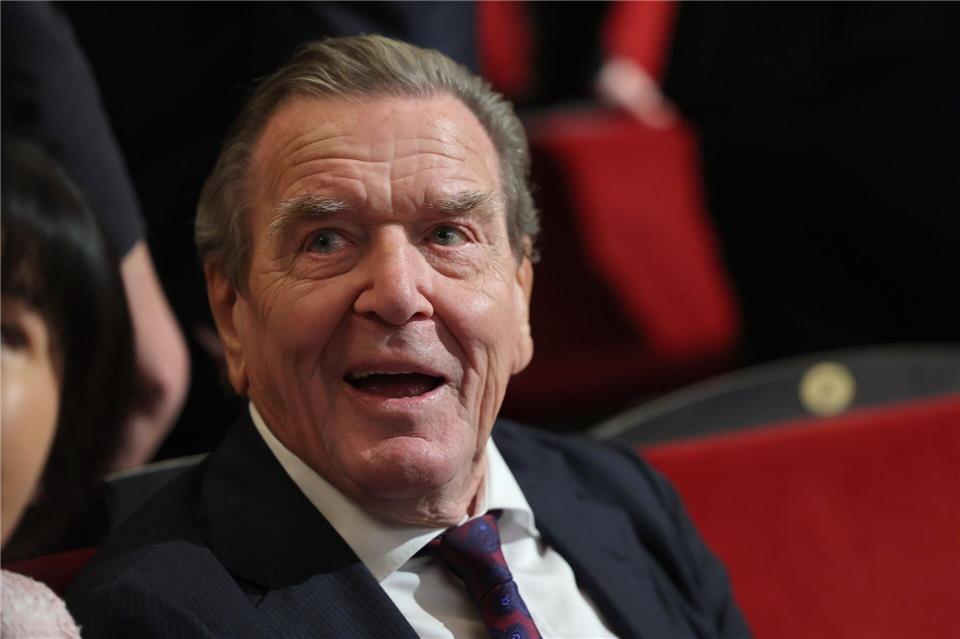 Ex-Kanzler Gerhard Schröder wird im Untersuchungsausschuss des Schweriner Landtags zur Erdgasleitung Nord Stream 2 als Zeuge befragt. (Archivbild)Jens Büttner/dpa POOL/dpa