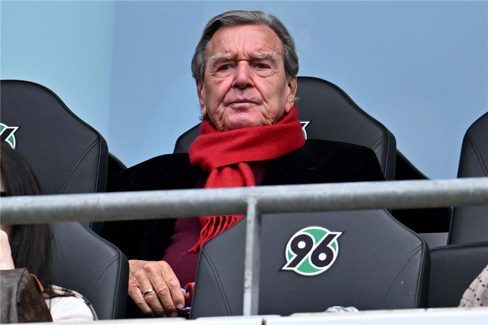 Ex-Kanzler und 96-Fan Gerhard Schröder im Stadion von Hannover.Swen Pförtner/dpa