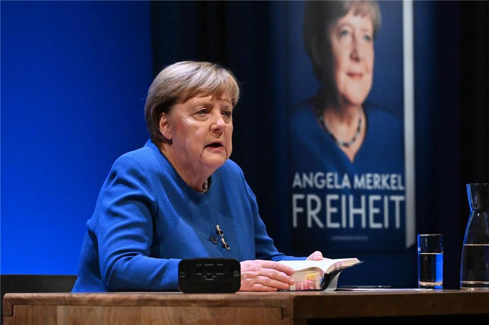 Ex-Kanzlerin Angela Merkel hat in Stralsund aus ihrer Biografie gelesen.Stefan Sauer/dpa