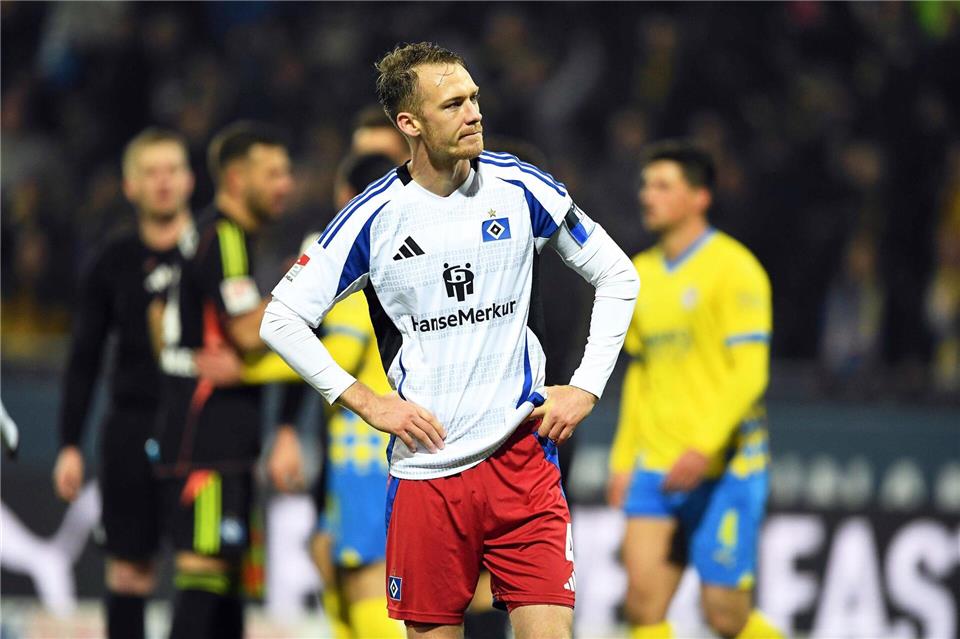 Ex-Kapitän auf dem Abstellgleis: Sebastian Schonlau soll den Hamburger SV verlassen.Swen Pförtner/dpa