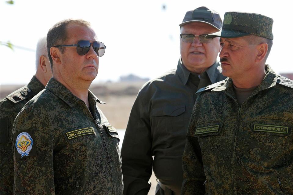 Ex-Kremlchef Medwedew bei einem Militärbesuch. (Archivbild)Ekaterina Shtukina/Pool Sputnik Kremlin/AP/dpa