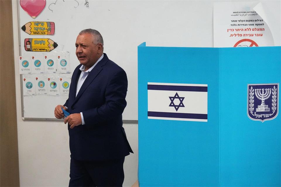 Ex-Militärchef Gadi Eisenkot bei der Stimmabgabe. Ariel Schalit/AP/dpa