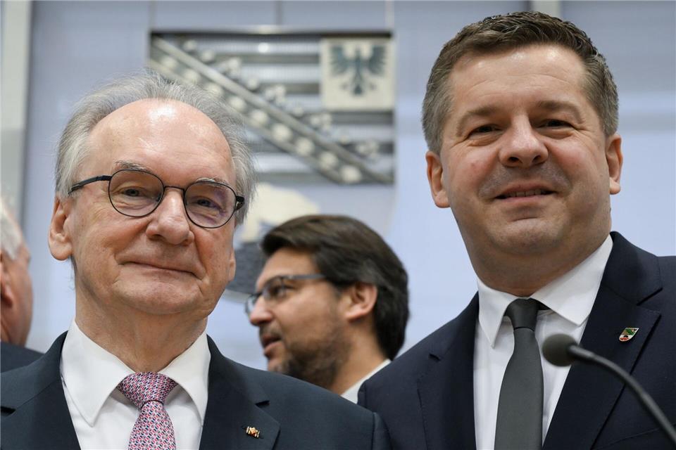 Ex-Ministerpräsident Reiner Haseloff (CDU, l) und sein Nachfolger, Sven Schulze (CDU). (Archivbild)Hendrik Schmidt/dpa