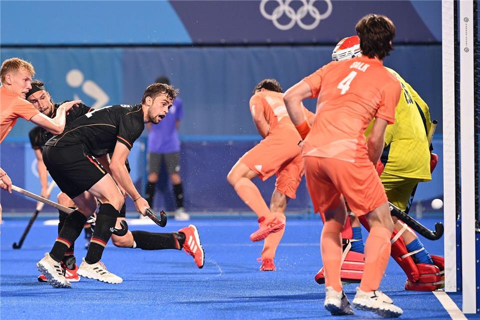 Ex-Nationalspieler Constantin Staib (l.) ist mit seinem UHC auch in der Halle erfolgreich. (Archivbild)Sebastian Gollnow/dpa
