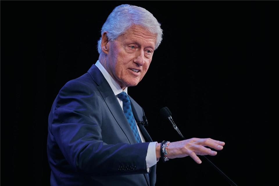 Ex-Präsident Bill Clinton taucht auffallend oft in den veröffentlichten Fotos auf, seine Anhänger vermuten dahinter politische Motive. (Archivbild)Andres Kudacki/FR170905 AP/dpa