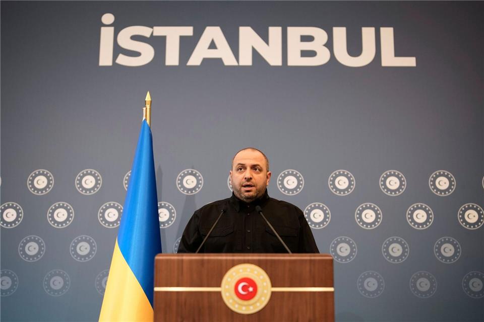 Ex-Verteidigungsminister Rustem Umjerow ist einer der Hauptunterhändler von Kiew und wurde jetzt als Zeuge in einem Schmiergeldskandal vernommen. (Archivbild)Emrah Gurel/AP/dpa