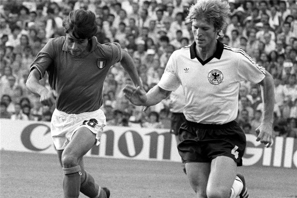 Ex-VfB-Profi Karlheinz Förster (r) 1982 mit Deutschland im WM-Finale gegen Italien. (Archivbild)-/UPI/dpa