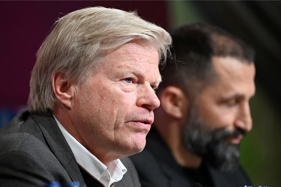 Ex-Vorstandschef Oliver Kahn (l) und Ex-Sportvorstand Hasan Salihamidzic bei einer Pressekonferenz.