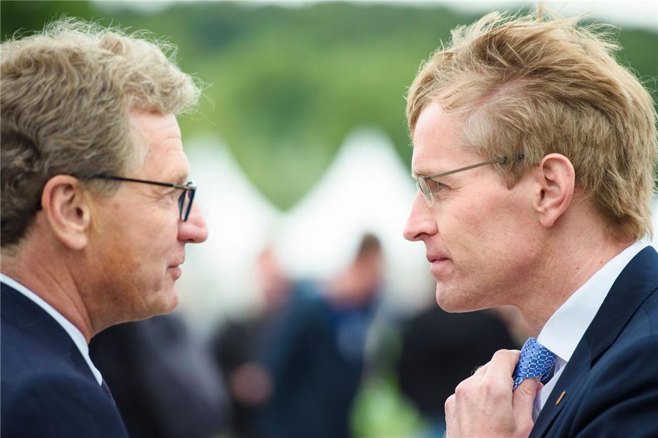 Ex-Wirtschaftsminister Bernd Buchholz (FDP, links) kritisiert den Umgang von Ministerpräsident Daniel Günther (CDU) mit dem Fall Northvolt.Gregor Fischer/dpa