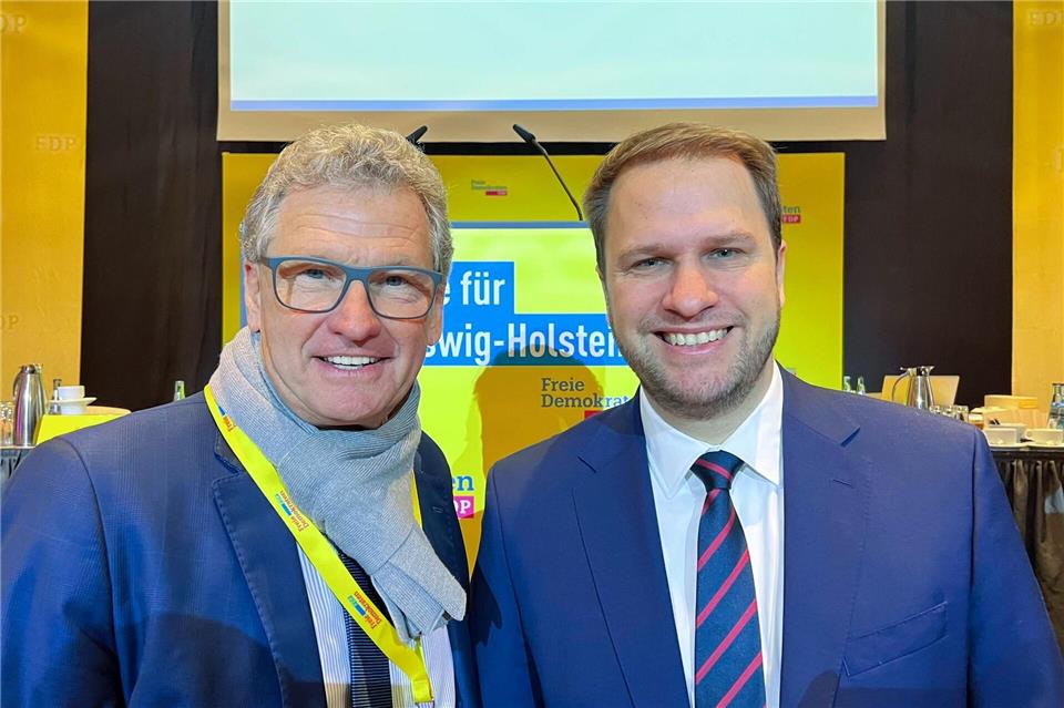 Ex-Wirtschaftsminister Bernd Buchholz (l) kandidiert 2027 nicht mehr für den Landtag.Andre Klohn/dpa