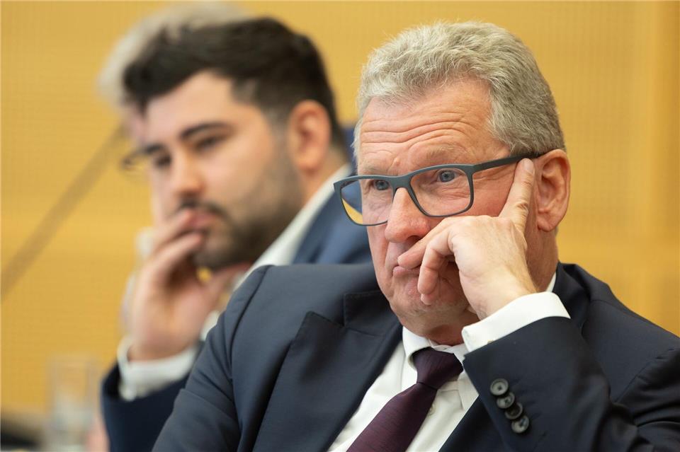 Ex-Wirtschaftsminister Bernd Buchholz (rechts, FDP) hofft auf eine rasche Übernahme des Northvolt-Geländes. (Archivbild)Ulrich Perrey/dpa
