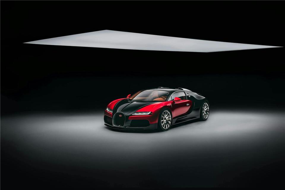 Exklusives Einzelstück: Das schwarz-rote Coupé ist von der Karosserie bis zum Interieur ganz den Wünschen des Kunden angepasst.Bugatti/dpa-tmn