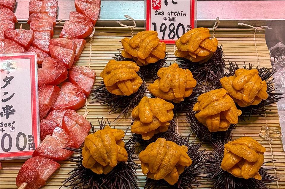 Exotische Delikatesse: Seeigel auf einem Markt in Osaka.Ralf Johnen/dpa-tmn