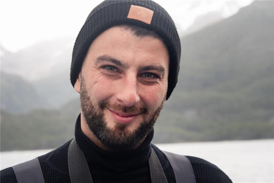 Expeditionsleiter Francesco Ravilet fährt auf einem der Schlauchboote vor, um den Anleger in der Bucht zu prüfen. Andreas Drouve/dpa-tmn