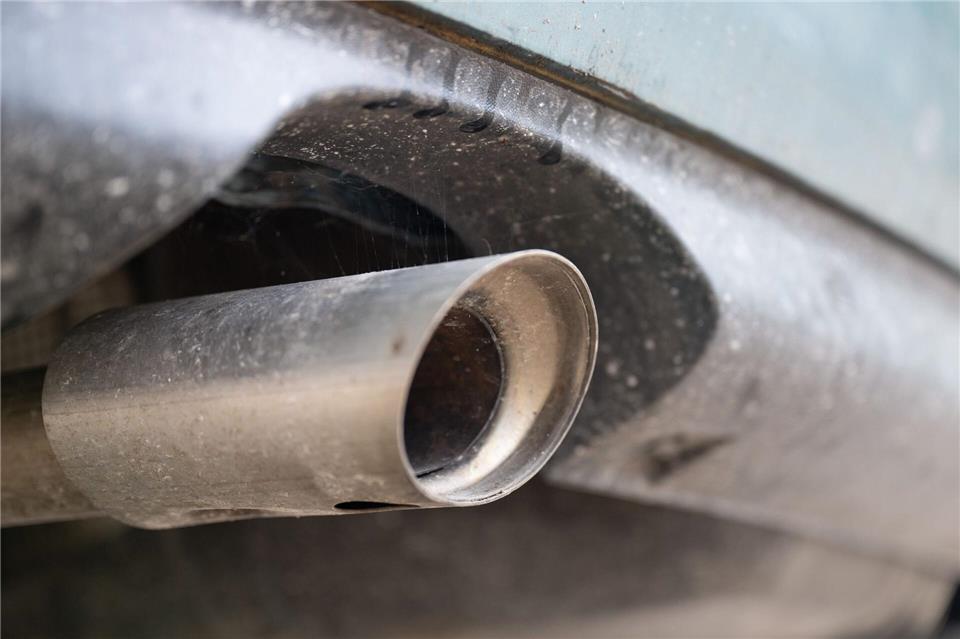 Experten bezweifeln, dass deutsche Hersteller langfristig von einer Rücknahme des Verbrenner-Aus profitieren. (Symbolbild)Sebastian Kahnert/dpa