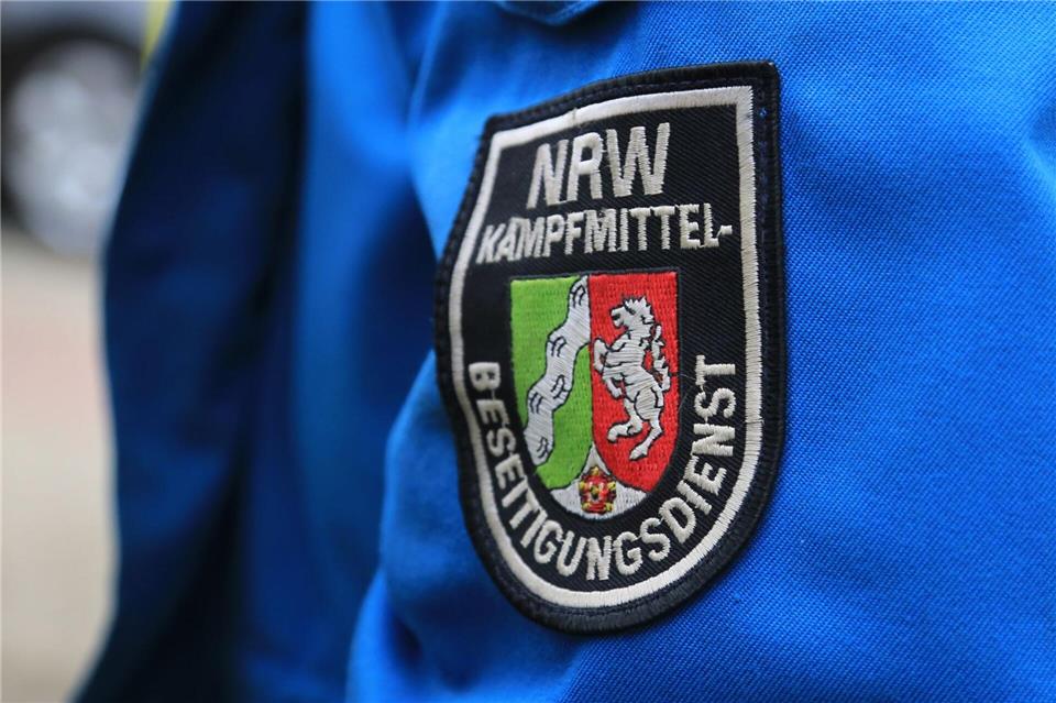 Experten der Kampfmittelbeseitigung müssen die alte Weltkriegsbombe unschädlich machen. (Symbolbild)Marcel Kusch/dpa