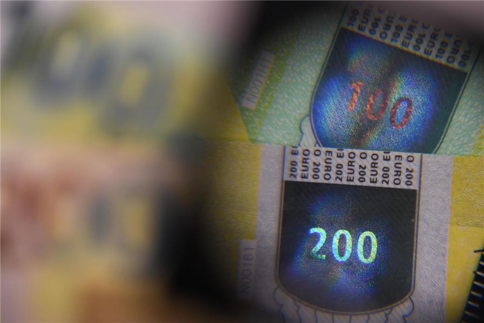 Experten der Notenbanken tüfteln ständig an neuen Sicherheitsmerkmalen, damit es Kriminelle noch schwerer haben, die Banknoten nachzumachen. (Archivbild)Arne Dedert/dpa