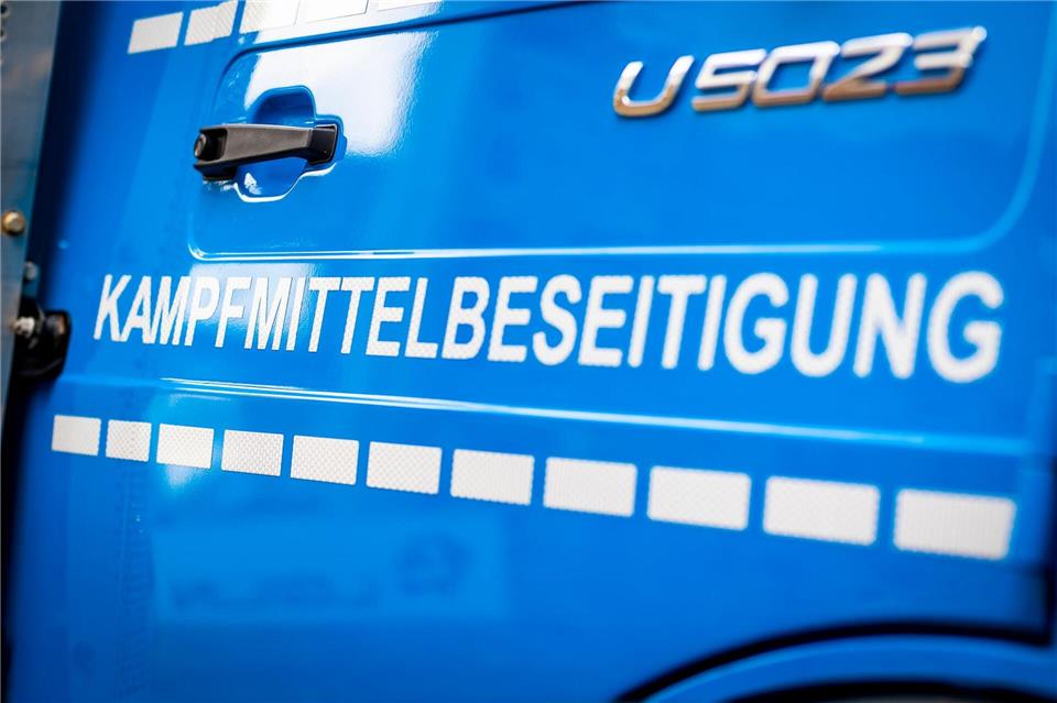 Experten des Kampfmittelbeseitigungsdienstes rückten an, um den Blindgänger unschädlich zu machen. (Symbolbild)Moritz Frankenberg/dpa