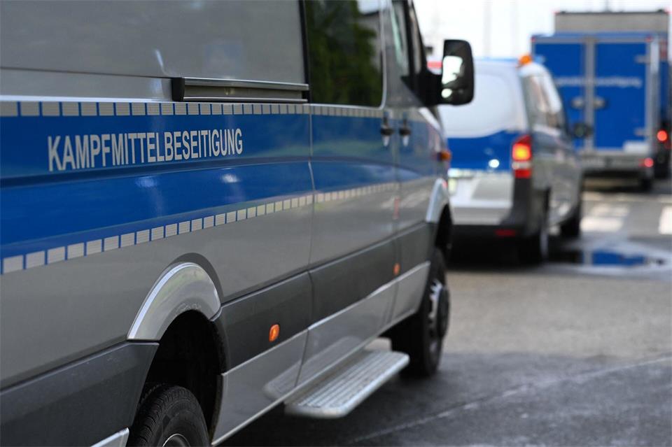 Experten des Kampfmittelbeseitigungsdienstes rückten an, um den Blindgänger zu entschärfen. Lars Penning/dpa
